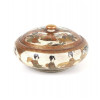 <p>Elegante vaso de porcelana Satsuma com formato baluster e duas alças laterais em forma de dragões estilizados dourados. A peça é ricamente decorada com cenas de paisagem, retratando pagodes e templos tradicionais em meio a montanhas e pinheiros, utilizando a tradicional paleta de cores em tons de marrom, verde, preto e dourado sobre fundo marfim com craquelê fino. O bordo superior apresenta friso geométrico com detalhes em dourado, realçando o trabalho minucioso da pintura esmaltada. O fundo do vaso exibe a marca com caracteres japoneses Inoue, nome do ateliê/artista responsável pela peça, tradicional da escola Satsuma. Trabalho refinado da segunda metade do período Meiji, produzido para exportação ao mercado ocidental -16, 5 cm 8 cm alt, 14 cm diâm.</p>