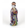 <p>Elegante estatueta em porcelana japonesa Satsuma, representando uma jovem geisha em traje cerimonial, segurando um par de pequenos tambores (tsuzumi). A peça destaca-se pelo vibrante esmalte azul-cobalto aplicado no quimono, ricamente decorado com padrões florais em relevo, douramento minucioso e aplicações policromadas que evidenciam a alta qualidade do trabalho artesanal. O cabelo está adornado com elaborados enfeites típicos (kanzashi), enquanto o obi (faixa) em verde esmeralda contrasta harmoniosamente com o azul predominante. O rosto possui delicada expressão serena, evidenciando o cuidado nos detalhes do rosto e nas feições tradicionais. Na base, encontra-se o selo Kutani, indicando a origem da peça da renomada escola cerâmica de Kutani, famosa pela paleta de cores vibrantes e técnica de pintura refinada - 35 cm alt.</p> <p>Elegante estatueta em porcelana japonesa Satsuma, representando uma jovem geisha em traje cerimonial, segurando um par de pequenos tambores (tsuzumi). A peça destaca-se pelo vibrante esmalte azul-cobalto aplicado no quimono, ricamente decorado com padrões florais em relevo, douramento minucioso e aplicações policromadas que evidenciam a alta qualidade do trabalho artesanal. O cabelo está adornado com elaborados enfeites típicos (kanzashi), enquanto o obi (faixa) em verde esmeralda contrasta harmoniosamente com o azul predominante. O rosto possui delicada expressão serena, evidenciando o cuidado nos detalhes do rosto e nas feições tradicionais. Na base, encontra-se o selo Kutani, indicando a origem da peça da renomada escola cerâmica de Kutani, famosa pela paleta de cores vibrantes e técnica de pintura refinada - 35 cm alt.</p>