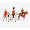 <p>Beswice Pottery - Conjunto de 3 esculturas em porcelana inglesa, representando Rainha Elizabeth e o duque de Edimburgo a cavalos - 25 cm alt. (No estado) 25 cm alt, 25 x 7 cm.A Beswick Pottery foi uma famosa fabricante inglesa de cerâmica fundada em 1894 em Longton, Stoke-on-Trent, por James Wright Beswick e seus filhos. Reconhecida mundialmente por suas figuras de animais altamente detalhadas, cães campeões, cavalos e personagens de Beatrix Potter, a fábrica histórica foi adquirida pela Royal Doulton em 1969 e fechada em 2002.</p> <p>Beswice Pottery - Conjunto de 3 esculturas em porcelana inglesa, representando Rainha Elizabeth e o duque de Edimburgo a cavalos - 25 cm alt. (No estado) 25 cm alt, 25 x 7 cm.A Beswick Pottery foi uma famosa fabricante inglesa de cerâmica fundada em 1894 em Longton, Stoke-on-Trent, por James Wright Beswick e seus filhos. Reconhecida mundialmente por suas figuras de animais altamente detalhadas, cães campeões, cavalos e personagens de Beatrix Potter, a fábrica histórica foi adquirida pela Royal Doulton em 1969 e fechada em 2002.</p>
