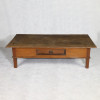 <p>Mesa de centro de madeira – Brasil, século XIX / XX. Mesa de centro de madeira nobre. Tampo retangular sobre caixa com 1 gaveta e quatro pernas torneados; 170 cm de comprimento, 78 cm de largura e 48 cm de altura. Origem: espólio de Cárbia Sabatel Bourroul e José Celestino Monteiro de Barros Bourroul.</p>