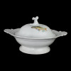 <p>Manufatura de Meissen. Guiseira de porcelana. Corpo circular, aba decorada em relevos com reservas de linhas entrelaçadas separadas por pequenos insetos policromados manualmente e duas alças simétricas e opostas, como se folhas fossem. Tampa decorada manualmente com pintura realista de dois peixes, opostos, libélula, pequeno besouro e elementos fitomórficos, puxador no formato de ramos retorcidos, entrelaçados. No reverso marcas de identificação: números e letras em baixo relevo; espadas azuis entrecruzadas centralizando ponto, sob vidrado, cortada por dois traços paralelos incisados (desde 1860 indicativo de falhas perceptíveis na porcelana), utilizada entre os anos de 1924 e 1934, segundo Nouveau Danckert, Manuel de la porcelaine européenne, página 270, marca nº 13 e Marks on German, Bohemian and Austrian Porcelain, 1710 to the Present, by Robert E. Röntgen, página 206, marca 1621 e suas variáveis; 33,5 cm de alça a alça e 18,5 cm de altura total. Alemanha, séc. XX.</p>
