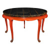 <p>Mesa de Apresentação. China, século XX. Mesa de apresentação, de madeira de lei, charão. Tampo circular preto, com perdas de esmaltagem e manchas provavelmente provocadas por humidade. Saia movimentada e quatro pernas ligeiramente recurvas terminadas em volutas realçadas por elemento fitomófico, vermelhas; 131,5 cm de diâmetro e 78 cm de altura total.</p>
