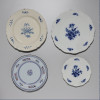 <p>Quatro pratos de porcelana - Europa, século XX. Quatro pratos de porcelana com decoração floral sob vidrado, sendo três com monocromia azul e um policromado; 17,5 cm (Bavaria - Germany), 24,8 cm (sem marca de origem) e 25,8 cm (Bavaria -Germany) e 21,5 cm (England) de diâmetros, respectivamente. Origem: espólio de Cárbia Sabatel Bourroul e José Celestino Monteiro de Barros Bourroul.</p>