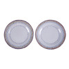 <p>Par de pratos para pão de porcelana Cia-das-Índias. China, século XVIII. Par de pratos para pão de porcelana Cia-das-Índias família rosa, aba delimitada por filete azul e frisos delicados em policromia, separando a caldeira serradura em azul e dourado, 19,5 cm de diâmetro. Origem: espólio de Cárbia Sabatel Bourroul e José Celestino Monteiro de Barros Bourroul.</p>