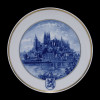<p>Manufatura de Meissen. Prato de porcelana - Alemanha, século XX. Prato circular de porcelana branca, decorado em azul em sua parte central, com imagem da Catedral de Meissen e do Castelo de Albrechtsburg, encimando Brasão da cidade. No reverso marcas de identificação: números e letras em baixo relevo; espadas azuis entrecruzadas, sob vidrado, utilizada entre os anos de 1947 - 1973 igualmente entre 1935 - 1945, segundo Nouveau Danckert, Manuel de la porcelaine européenne, página 271, marca nº 15 e Marks on German, Bohemian and Austrian Porcelain, 1710 to the Present, by Robert E. Röntgen, página 202, marca 1578; 25,3 cm de diâmetro cm.</p>