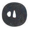 <p>Tsuba. Japão. Século XVII. (Início período Edo). Tsuba em fer forgé, ligeiramente ovalado, com decoração fitomórfica em relevo; 8,7 cm de altura e 8,3 cm de largura. O tsuba é a guarda do punho da espada japonesa (katana, wakizashi ou tanto). Peças deste tipo eram usadas por samurais de alto escalão, apreciadas pela sobriedade e equilíbrio entre funcionalidade e refinamento estético.</p>