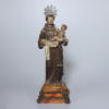 <p>Santo Antônio. Imagem de Barro - Portugal, século XIX. Imagem de barro queimado, esculpido e policromado representado o Santo de pé, olhos de vidro, bom panejamento, pés nus, sobre base retangular almofadada de cantos ornados com volutas invertidas, segurando com a mão esquerda o Menino sentado sobre manto; 37,8 cm de altura total, com resplendor de prata de 4 cm de altura. Faltando braço esquerdo do Menino. Origem: espólio de Cárbia Sabatel Bourroul e José Celestino Monteiro de Barros Bourroul.</p>