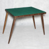 <p>Mesa para jogos - Brasil, século XX. Mesa de madeira para jogos. Tampo retangular revestido de feltro verde e guarnecido por moldura também de madeira, sustentado por quatro pés articulados que, quando fechados, apoiam-se sobre o reverso do tampo; 75 cm de comprimento, 67 cm de largura e 80 cm de altura total. Apresentam marcas do tempo e de uso. Origem: espólio de Cárbia Sabatel Bourroul e José Celestino Monteiro de Barros Bourroul.</p>