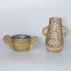 <p>Ânfora de cerâmica e bol com duas alças, cada - Brasil, século XX. Ânfora e bol de cerâmica com duas alças, cada; decoração fitomórfica em relevos; 21 cm e 8,5 cm de alturas, respectivamente. Ambas as peças assinadas no reverso da base, parcialmente legível: E. Morg.... Bol com colagem desprimorosa a barro, em uma das alças.</p>