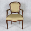 <p>Cadeira de braço estilo Louis Philippe de madeira nobre, encosto e assento estofados braços recurvos, pernas levemente arqueadas com pés em cachimbo; 100 cm de altura. Brasil, século XX. Origem: espólio de Cárbia Sabatel Bourroul e José Celestino Monteiro de Barros Bourroul.</p>