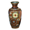 <p>Pequeno Vaso Cloisonné. Japão, Era Meiji (1868–1912), c. 1880–1910. Pequeno vaso metálico, esmaltado e policromado com decoração de elementos fitomórficos cloisonné e aplicação de pigmentos de ouro. Corpo de quatro seções concêntricas à base circular e gargalo curto e acinturado; 11,7 cm de altura total.</p>