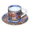 <p>Xícaras e Pires de Porcelana Imari - Japão, Era Meiji (1868–1912), c. 1880–1910. Xícara e pires de porcelana no padrão Imari decorados em esmalte vermelho, azul, preto e ouro, com figuras holendesas centralizando reservas com caravelas, sobre fundo geométrico com crisântemos. No interior da xícara e na face do pires ideograma japonês, simbolo auspicioso de longevidade e felicidade; 5,5 cm e 11,5 cm de diâmetros, respectivamente e xícara com 5,8 cm de altura.</p>