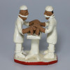 <p>José Botija - Médicos em Cirurgia - Brasil, século XX. Médicos em Cirurgia. Grupo escultórico de barro cozido e policromado representando dois médicos realizando cirurgia, em paciente deitado sobre mesa cirúrgica; 12,3 cm de altura total. No reverso da base, incisado: José Botija.</p>