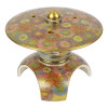 <p>Queimador de incenso Hododa. Japãó, Período Taisho (1912 - 1926). Queimador de incenso de porcelana policromada e dourada, inteiramente decorada por crisântemos estilizados delineados a ouro. Tampa com três furos codiformes, para ventilação; bojo circular e tripode ornado com paisagem e monte Fiji. No reverso marca de identificação da manufatura Hododa Shõbei (1912 - 1926); 9,8 cm de altura total.</p>