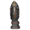 <p>Santa Teresa D' Avila. Imagem de madeira policromada e encerada representando a Santa de pé com longo manto, segurando com a mão esquerda livro aberto e a direita estendida em posição de segurar a pena; 31,5 cm de altura. Brasil, séc. XVIII. Esta ausente um atributo da Imagem, a pena e duas falanges nos dedos da mão direita. Origem: espólio de Edgar Clat Gaspar.</p>
