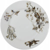 <p>Prato de porcelana monogramada, aba com borda lisa, decorada por ramos e pássaros e deslocada à direita EW entrelaçado, sem marcas aparentes; 22 cm de diâmetro. França, séc. XIX. Apresenta pequeno bicado na borda.</p>
