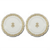 <p>Fazenda Resgate. Par de pratos rasos de porcelana, bordas onduladas; abas delimitadas por filetes dourados e decoradas com folhas, em relevo; nas caldeiras, iniciais JR, pertencente a João Álvares Rubião Jr., também em dourado; no verso de cada prato, marcas de Hacche Jullien & Cie - Paris; 22 cm de diâmetro, cada. França, séc. XIX. João Álvares Rubião Jr. foi casado com Guilhermina de Almeida Vallim, e foram proprietários da Fazenda Resgate, em Bananal. Um prato apresenta bicado na borda e fio de cabelo.</p>