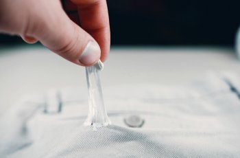 Não sabe como tirar chiclete da roupa? 4 passos para resolver o problema