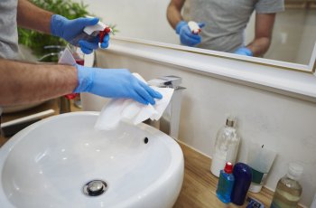 Confira o passo a passo para realizar a limpeza do seu banheiro