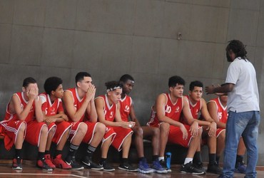 Vice-campeão no ano passado, Piraquara se classifica às quartas de final do basquete com vitória por um ponto sobre o Camões-Pinóchio