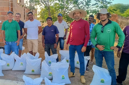 PRODUTORES DE FLORESTA RECEBEM SEMENTES DE MAMONA 