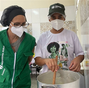 CURSO DE COCADAS CAPACITA MULHERES E INCENTIVA GERAÇÃO DE RENDA