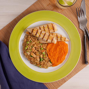 Foto De Frango Com Limão Siciliano + Arroz Integral Com Amêndoas E Brócolis + Purê De Cenoura Congelado Foto De Frango Com Limão Siciliano + Arroz Integral Com Amêndoas E Brócolis + Purê De Cenoura Congelado