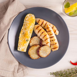Foto De Frango Grelhado Com Limão Siciliano + Batata Doce + Abobrinha Recheada Com Ricota Congelado Foto De Frango Grelhado Com Limão Siciliano + Batata Doce + Abobrinha Recheada Com Ricota Congelado