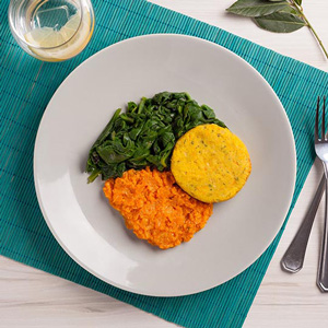 Foto De Hambúrguer De Grão De Bico + Purê De Cenoura Com Gengibre + Espinafre Refogado Congelado Foto De Hambúrguer De Grão De Bico + Purê De Cenoura Com Gengibre + Espinafre Refogado Congelado