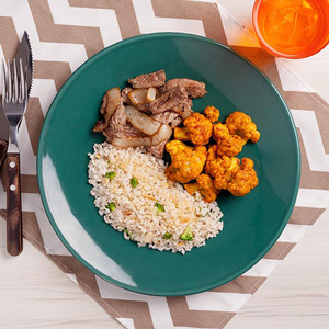 Foto De Iscas De Filé Mignon + Arroz Integral Com Amêndoas E Brócolis + Couve-Flor Com Páprica Congelada Foto De Iscas De Filé Mignon + Arroz Integral Com Amêndoas E Brócolis + Couve-Flor Com Páprica Congelada