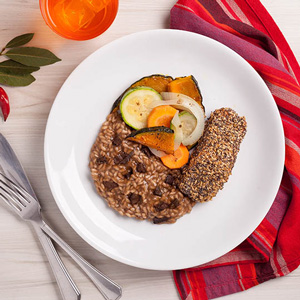Foto De Salmão Com Crosta De Chia E Linhaça + Risoto De Funghi + Mix De Legumes Assados Congelado Foto De Salmão Com Crosta De Chia E Linhaça + Risoto De Funghi + Mix De Legumes Assados Congelado