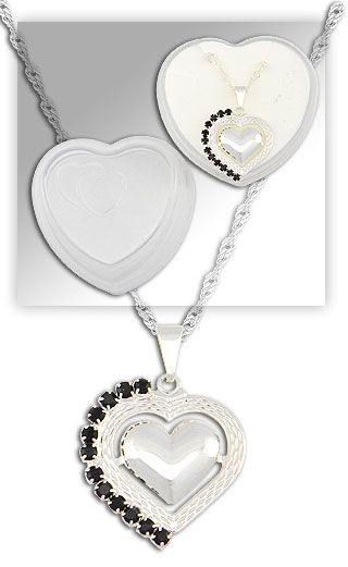 Gargantilha folheada a ouro e pingente em forma de coração a