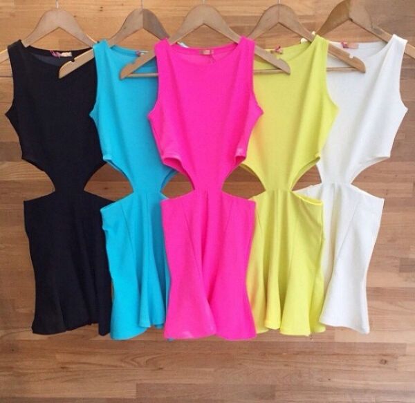 Vestido abertura laterais com saia peplum