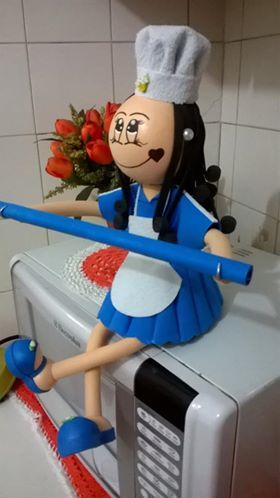 porta papel toalha azul, cabelo preto