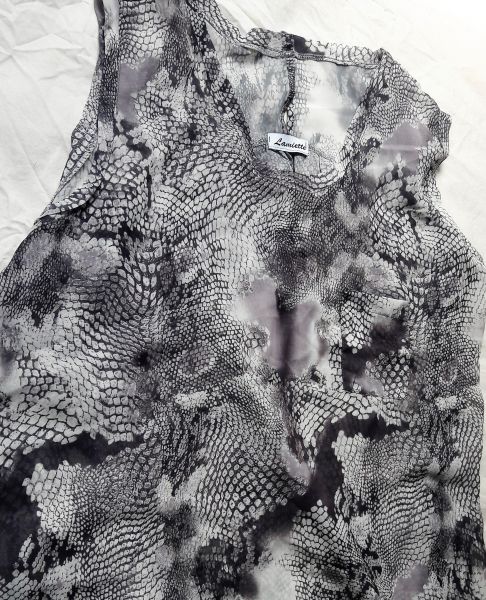 Blusa estampada cinza e branco gg