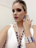 CONJUNTO COLAR PULSEIRA E BRINCO EM PEROLAS COLORIADAS