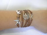 Pulseira de couro com pingente