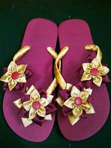 Chinelo decorado com fita e flor de cetim