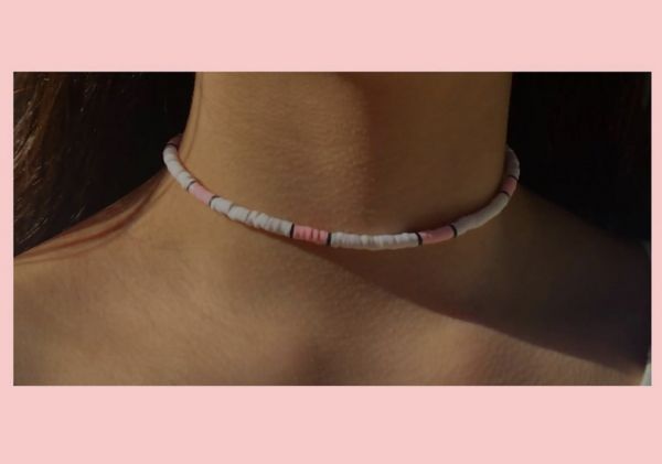 Choker branca com detalhes em rosa