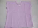 Blusa de pijama cirúrgico lilas com um bolso.