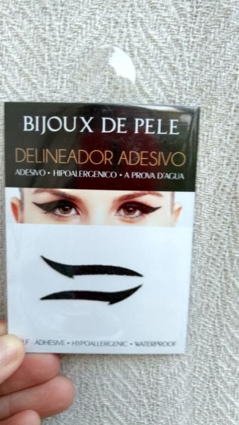 Maquiagem delineador em adesivo