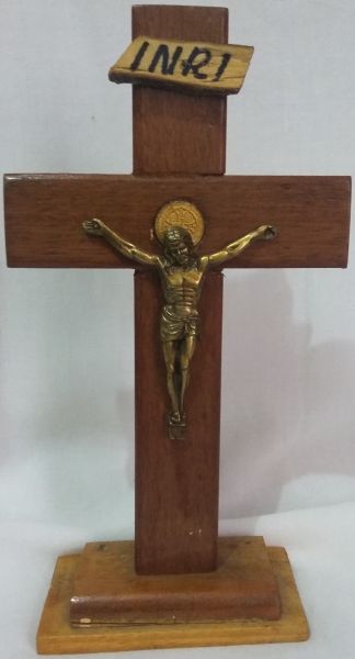 Crucifixo de mesa de madeira