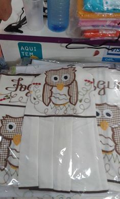 KIT DE COZINHA BORDADO COM 5 PEÇAS.