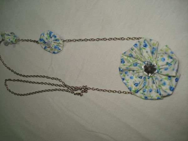 Colar com Flor de Fuxico