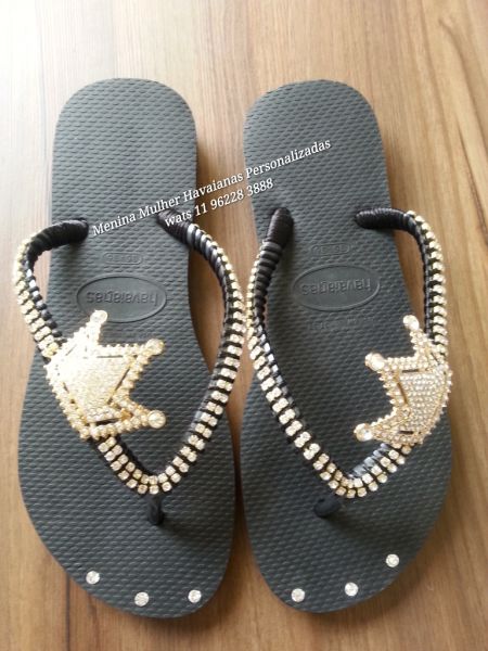 Havaianas com strass e coroa