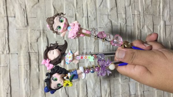 Canetas bordadas com nome e apliques em biscuit