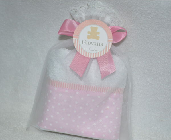Toalhinha estampa poa fundo rosa bebê