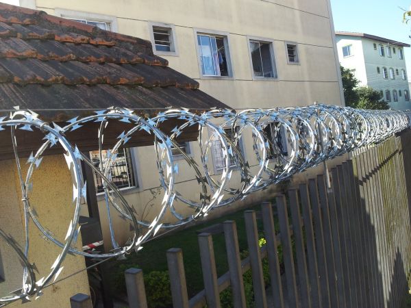 INSTALAÇÃO DE CONCERTINA RESIDENCIAL/COMERCIAL