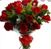 buquê com uma dúzia de rosa vermelhas