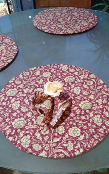 Capa para sousplast com estampa de rosas bege e fundo rosa.